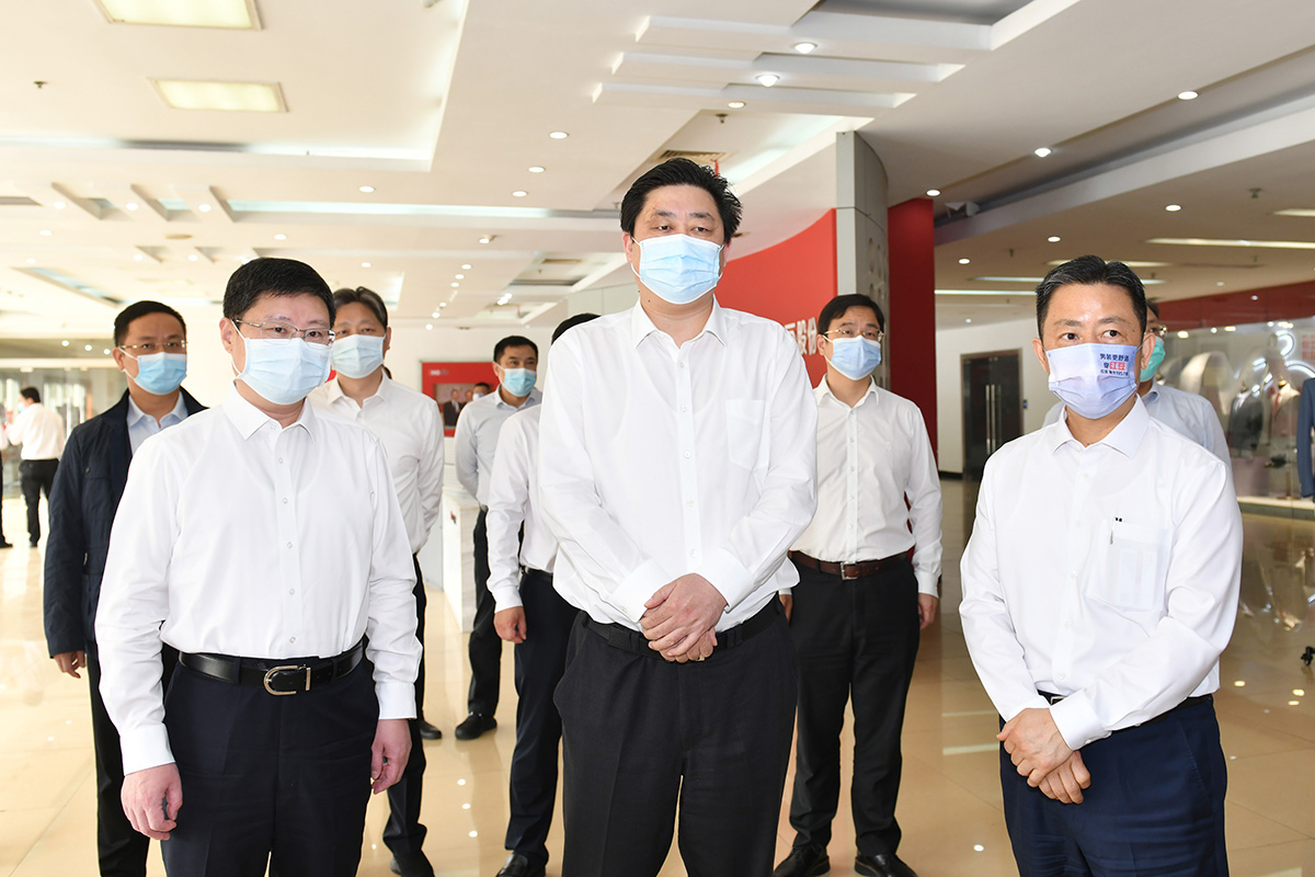 4月12日，無錫市市長(zhǎng)趙建軍帶隊(duì)深入紅豆集團(tuán)，專題調(diào)研疫情防控和復(fù)工復(fù)產(chǎn)工作。